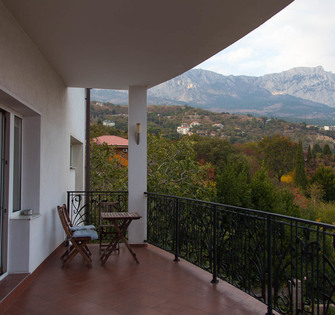 Вид с балкона на Ай-Петри