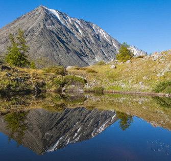Отражение вершины в озере