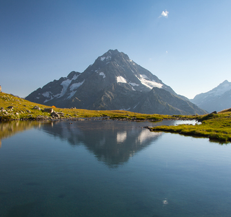 Отражение вершины Пшиш в озере