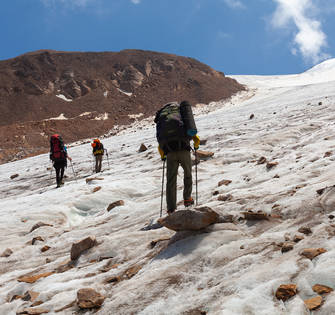 Начало подъёма по леднику Каярта (под перевалом Шахтёр).