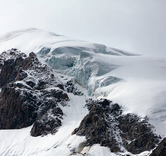 На подступах к перевалу стали открываться ледники.