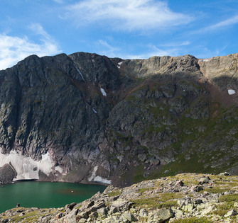 Вершина и озеро Ярбалык (Ер-Балык)