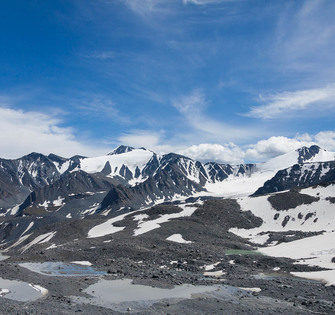 Вид на долину Караоюк с перевала Удачный